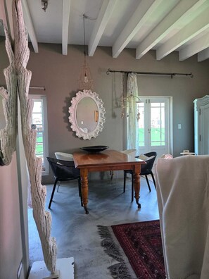 Dining - Cozy 1-bedroom apartment in brilliant central Cape Town with AC (Cape Town)