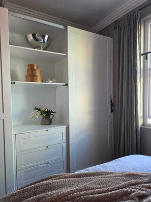 1 bedroom, iron/ironing board, free WiFi, bed sheets - Cozy 1-bedroom apartment in brilliant central Cape Town with AC (Cape Town)
