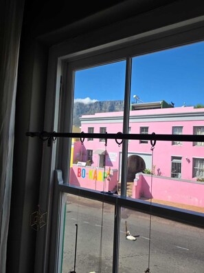 Interior - Cozy 1-bedroom apartment in brilliant central Cape Town with AC (Cape Town)