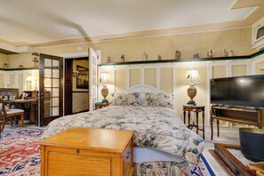 2 bedrooms, desk, iron/ironing board, Internet - 2 Mi to Dtwn Minneapolis: Lowry Hill Apt w/ Patio (Minneapolis)