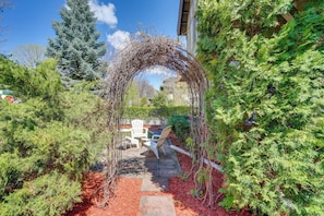 Terrace/patio - 2 Mi to Dtwn Minneapolis: Lowry Hill Apt w/ Patio (Minneapolis)