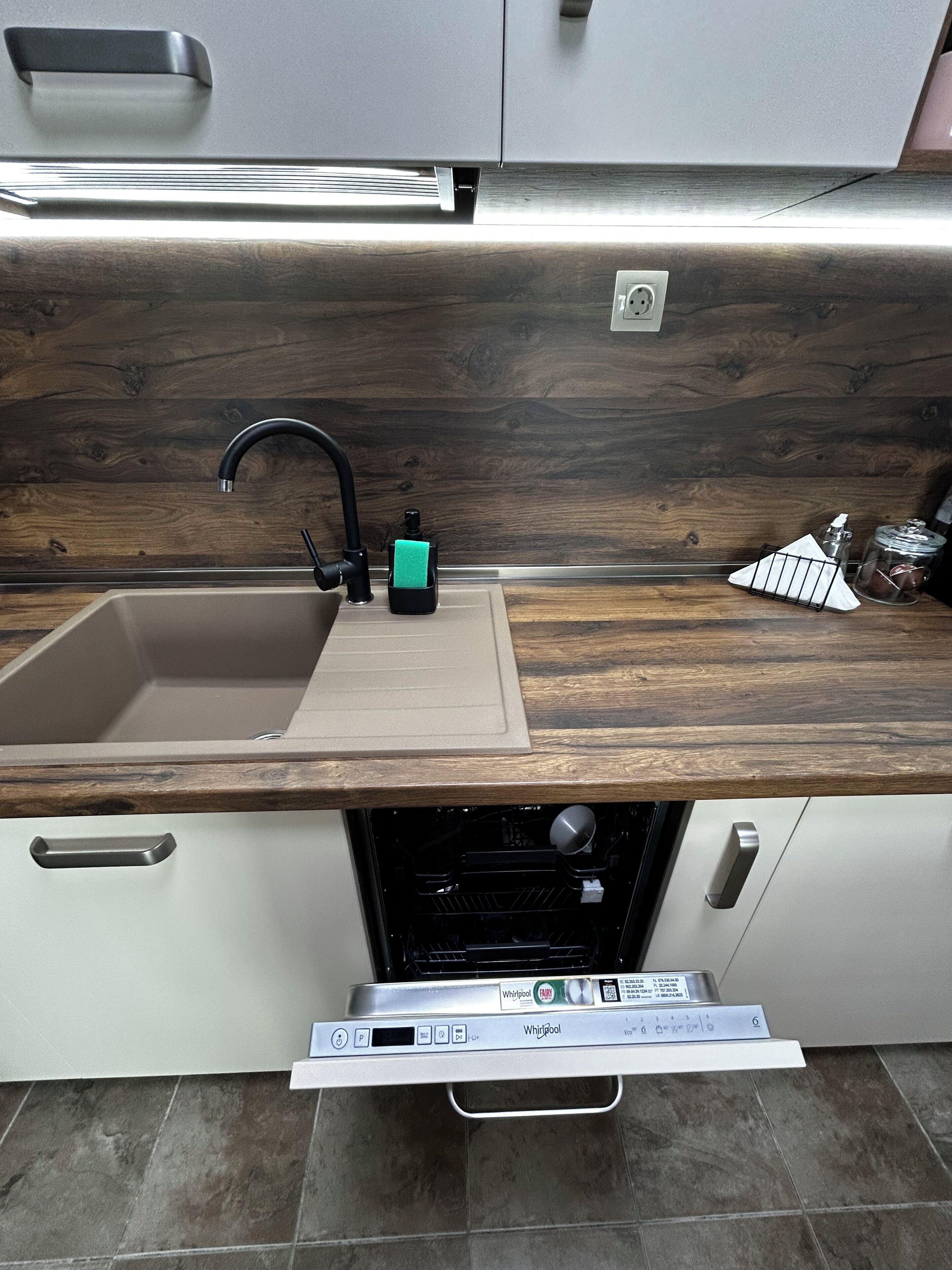 Réfrigérateur, four, plaque de cuisson, lave-vaisselle