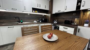 Réfrigérateur, four, plaque de cuisson, lave-vaisselle