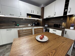 Réfrigérateur, four, plaque de cuisson, lave-vaisselle