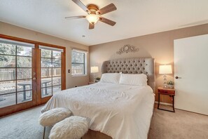 4 bedrooms, desk, iron/ironing board, Internet - Fenced Outdoor Space: Modern Sedona Home By Hiking (Sedona)