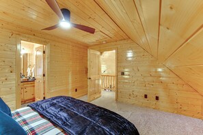 5 bedrooms, iron/ironing board, internet, bed sheets - Fish, Raft & Relax! Spacious Sulphur Springs Home (Sulphur Springs)