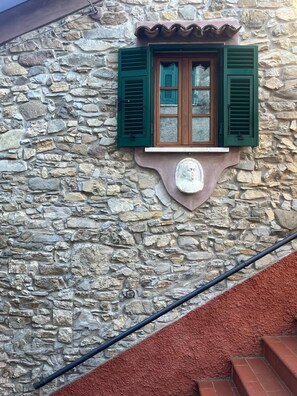 Exterior detail - Stone house (Marciaso)