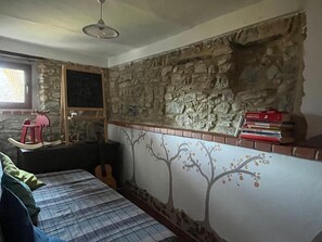 3 bedrooms, iron/ironing board, WiFi, bed sheets - Stone house (Marciaso)
