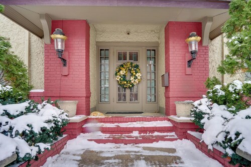 Walk to the Walker Art Center! Apt in Lowry Hill