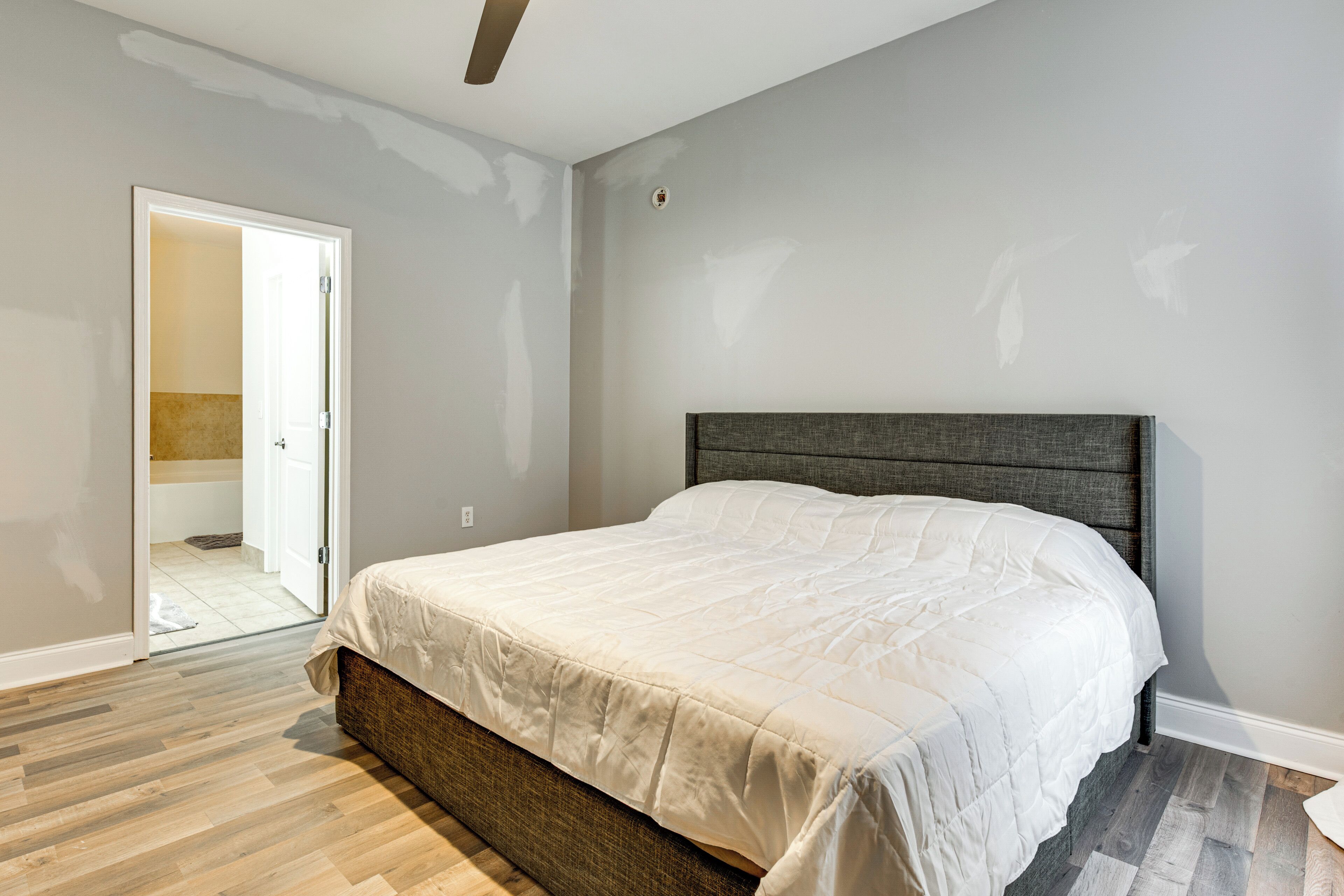 2 bedrooms, iron/ironing board, internet, bed sheets