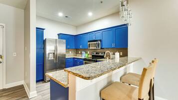 Fridge, microwave, stovetop, dishwasher