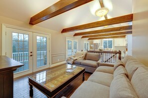 TV - Easy Coast Access! Elevated Martha’s Vineyard Stay (Vineyard Haven)