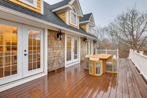 Outdoor dining - Easy Coast Access! Elevated Martha’s Vineyard Stay (Vineyard Haven)