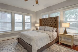 2 bedrooms, desk, iron/ironing board, Internet - Near Hermann Park, NRG: Houston Apt w/ Shared Yard (Houston)