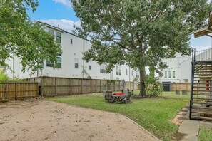 Shared Outdoor Space - 1 Mi to Hermann Park: Houston Apt w/ Shared Yard (Houston)