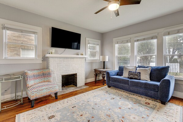 Houston Vacation Rental | 2BR | 1BA | 1,800 Sq Ft | 4 Steps to Access - 1 Mi to Hermann Park: Houston Apt w/ Shared Yard (Houston)