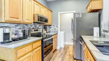 Fridge, microwave, stovetop, dishwasher