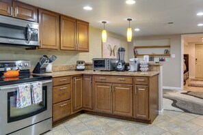 Fridge, microwave, stovetop, dishwasher - Remote-Work Hub! DC Unit 1 Mi to Rock Creek Park (Washington)