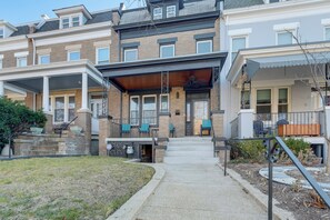 Exterior - Remote-Work Hub! DC Unit 1 Mi to Rock Creek Park (Washington)