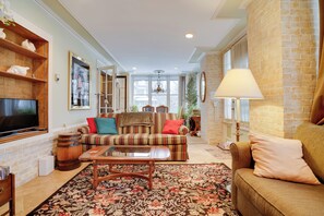 Tv, eldstad och böcker