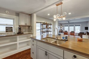 Interior - Updated Apt w/ Parking Spot: 6 Mi to NRG Stadium! (Houston)