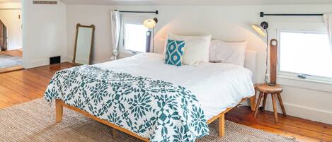 5 bedrooms, desk, iron/ironing board, WiFi