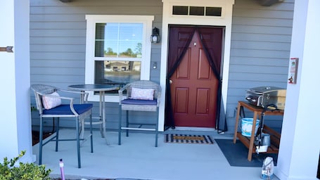 Outdoor dining. Entire Townhome Minutes from Beach and Airport