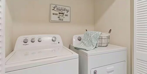 Entire Townhome Minutes from Beach and Airport