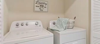 Entire Townhome Minutes from Beach and Airport