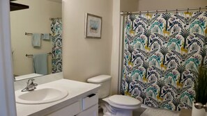 Shower, hair dryer, towels, soap - Entire Townhome Minutes from Beach and Airport (Yulee)