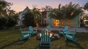 A house with a fire pit and outdoor seating. - Spacious 5-bedroom/4-bathroom house. Less than 1 block to beach! Free Wine! (Fort Myers Beach)