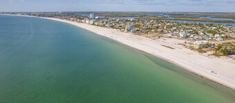 Spacious 5-bedroom/4-bathroom house. Less than 1 block to beach! Free Wine!