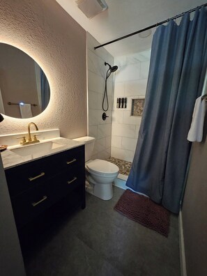 Haartrockner, Handtücher, Seife, Toilettenpapier