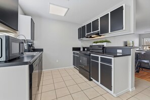 Fridge, microwave, oven, stovetop - Trailside Retreat-ON Razorback Greenway-2 mi to DT (Fayetteville)