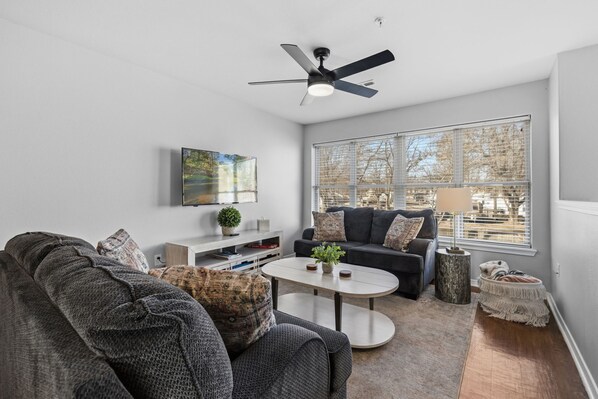 Een televisie en een kantoor