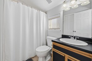 Een douche, een haardroger, handdoeken