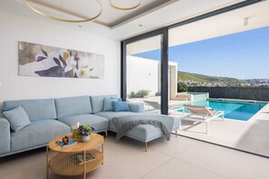 TV - Luxury Villa Nikandra with Pool (Žrnovnica)
