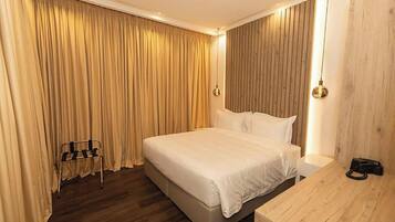 Suite superior, vistas a la piscina | Caja fuerte y wifi gratis