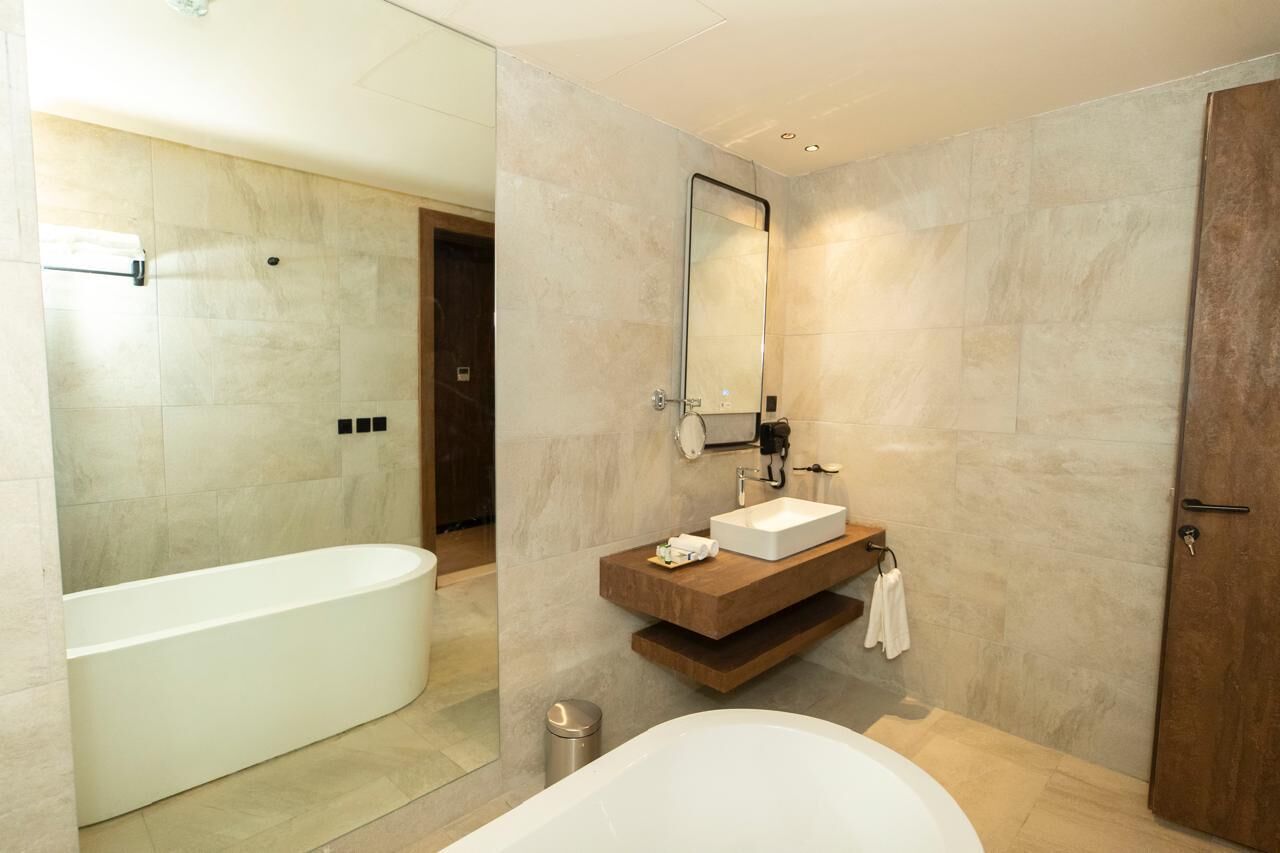 Superior Suite, Pool View | Bathroom