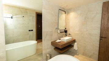 Superior Suite, Pool View | Bathroom