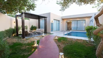 Deluxe-Suite, Terrasse, Poolblick | Pool | 10 Innenpools