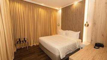 Deluxe-Suite, Terrasse, Poolblick | Zimmersafe, kostenloses WLAN