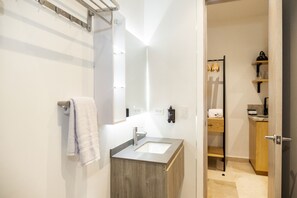 Loft Club | Salle de bain | Douche, douche à « effet pluie », articles de toilette gratuits