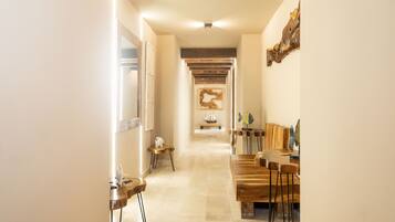 Apartemen (510) | Didekorasi berbeda-beda dan dilengkapi dengan perabotan berbeda-beda