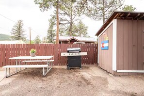 Outdoor dining - Enjoyable 2-bedroom cabin in enchanting Woodland Park getaway (Woodland Park)