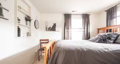 Enjoyable 2-bedroom cabin in enchanting Woodland Park getaway