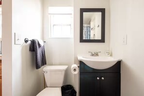 Shower, hair dryer, towels, soap - Enjoyable 2-bedroom cabin in enchanting Woodland Park getaway (Woodland Park)