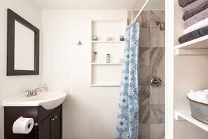 Shower, hair dryer, towels, soap - Enjoyable 2-bedroom cabin in enchanting Woodland Park getaway (Woodland Park)