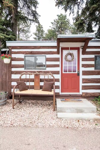 Enjoyable 2-bedroom cabin in enchanting Woodland Park getaway
License # 329434