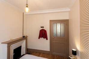 6 bedrooms, iron/ironing board, WiFi, bed sheets